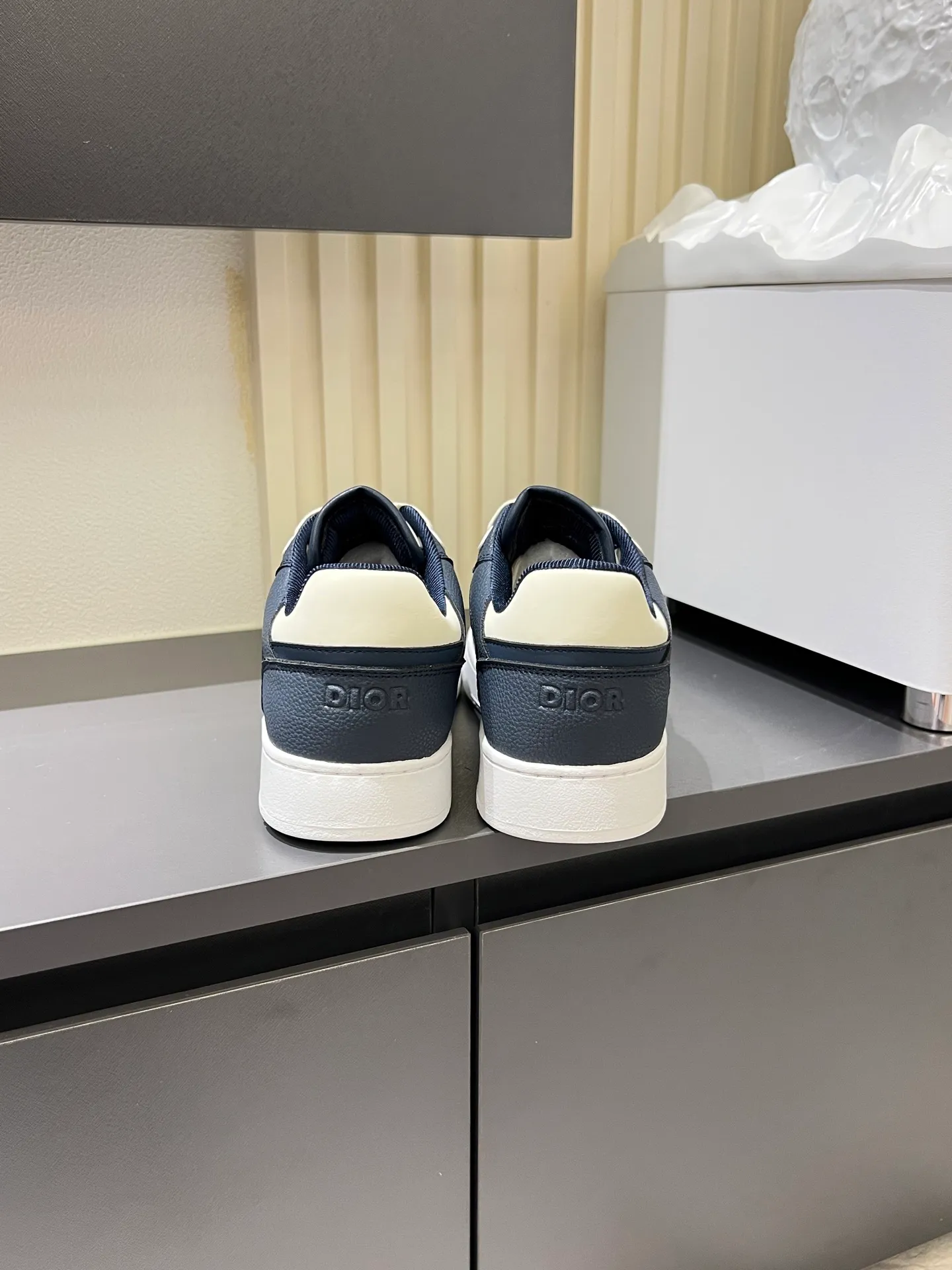 Men's shoes 💰p400 "Dio*" mid-top B27 casual sneakers. This B27 high-top sneaker is a new product in the series and continues Di*r's classic style. Crafted from gray and white smooth calf leather with beige and black Oblique print panels on the sides. The "CD Icon" shaped shoelace eyelets are clever and delicate, and the two-color rubber sole, rear collar and heel are all equipped with the brand's iconic details to enhance the style. Oblique printed straps at the ankle allow for an adjustable fit to complement the overall design. Fashionable and versatile, it can complement any look. Create an exquisite design with unique dynamic vitality and modern atmosphere, presented in low-top and high-top styles. This new must-have shoe adds a new dimension to Dior's archive heritage, embodying modern elegance. Purchase the original version and make it 1:1. If you need top quality, please come to me! Male 38-44!